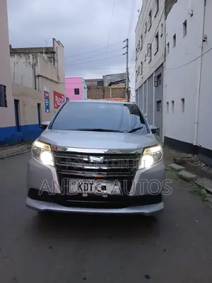 Toyota Noah 2018 Silver