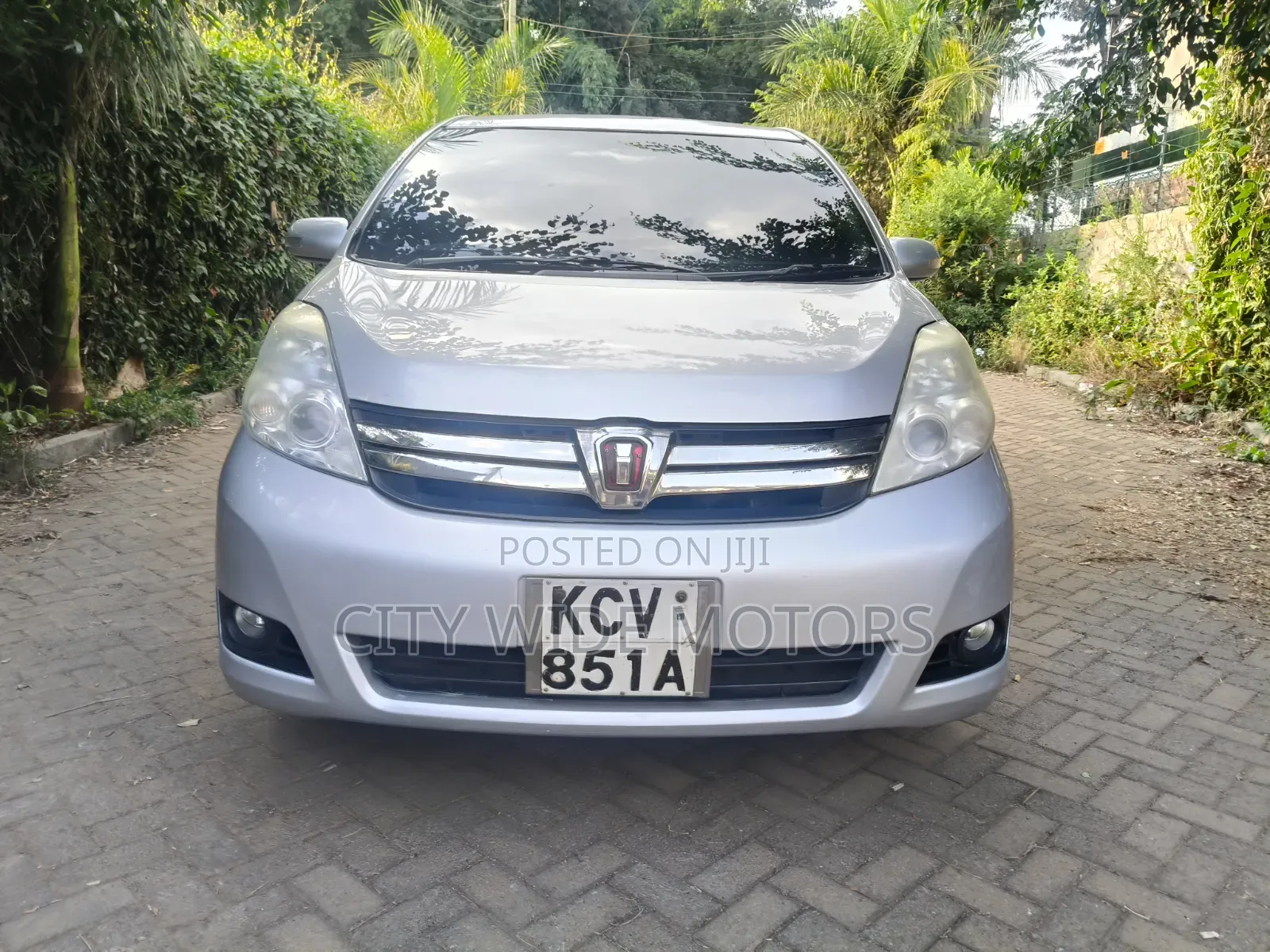 Toyota ISIS 2012 Silver