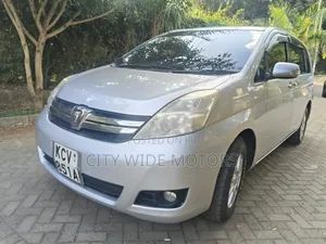 Toyota ISIS 2012 Silver