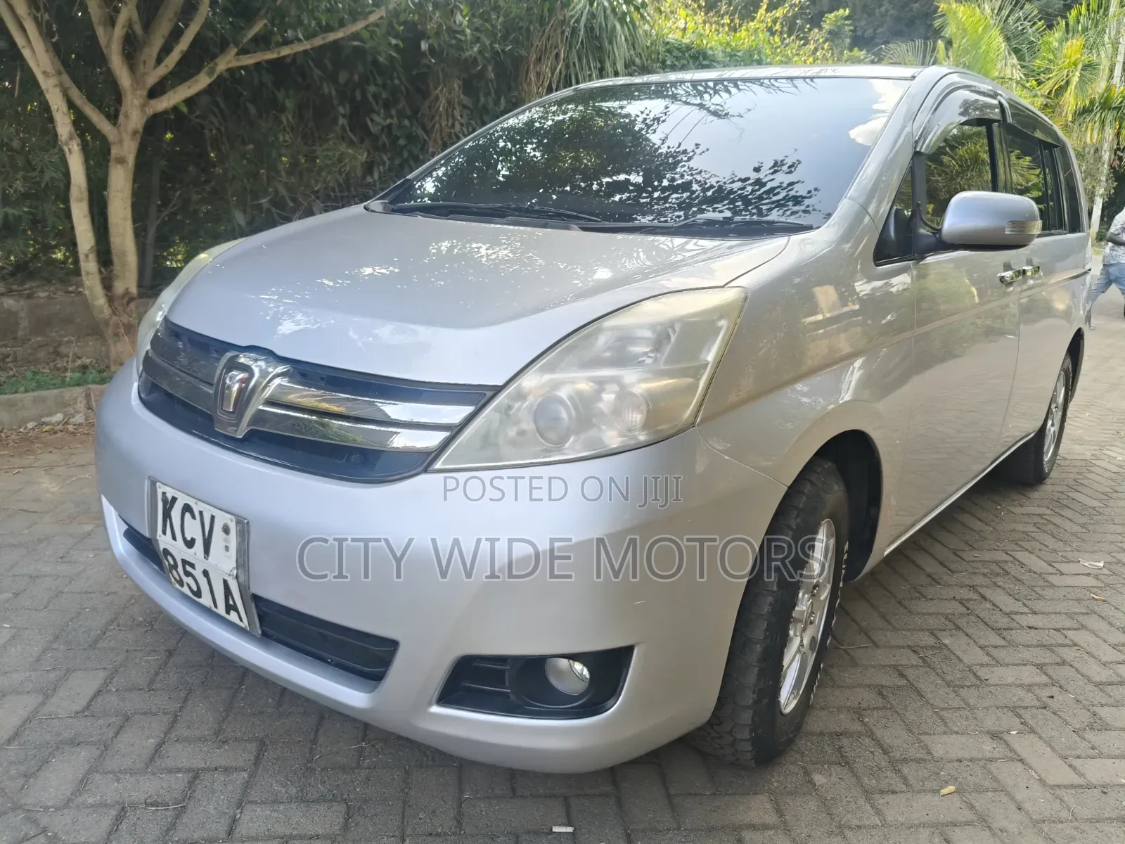 Toyota ISIS 2012 Silver