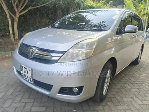 Toyota ISIS 2012 Silver