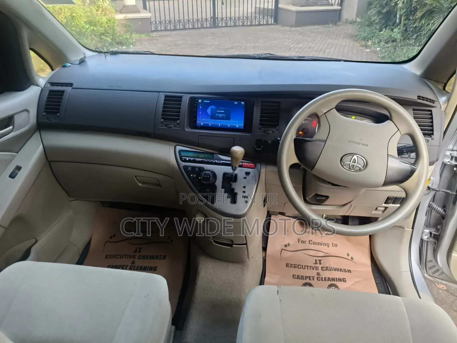 Toyota ISIS 2012 Silver