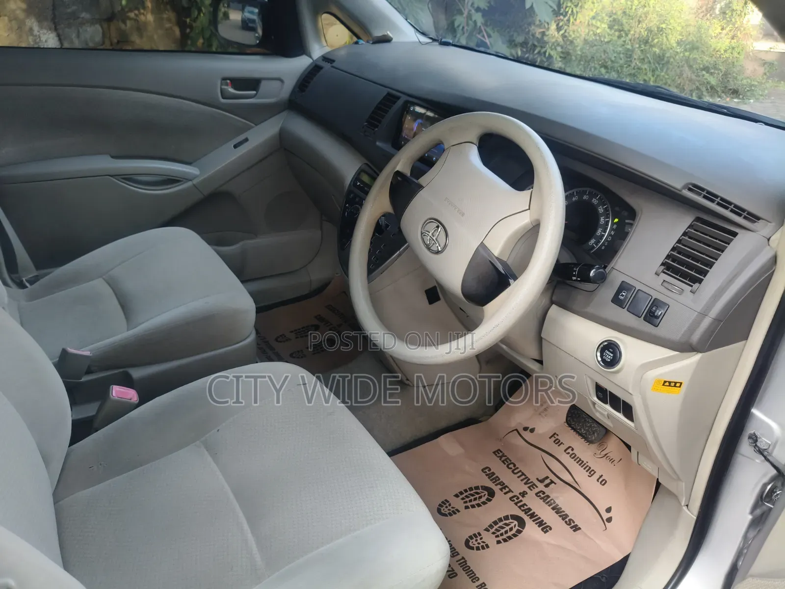 Toyota ISIS 2012 Silver
