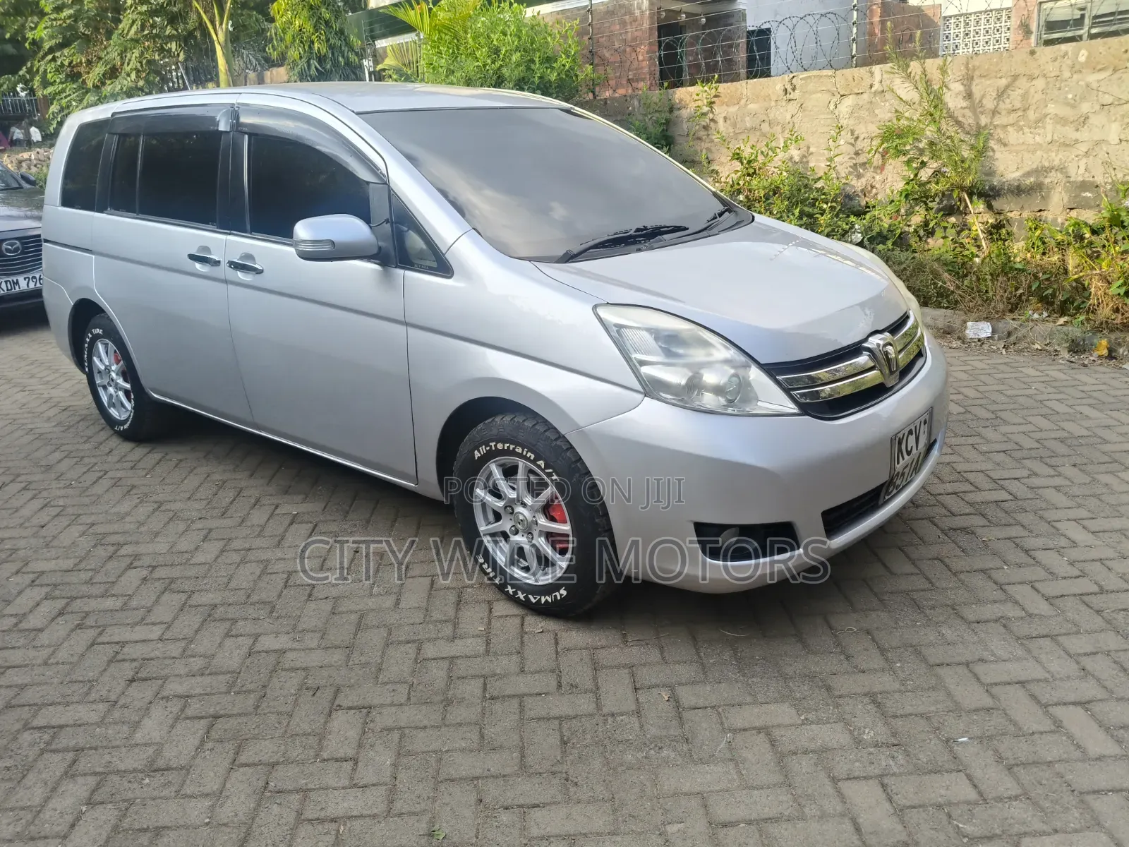 Toyota ISIS 2012 Silver