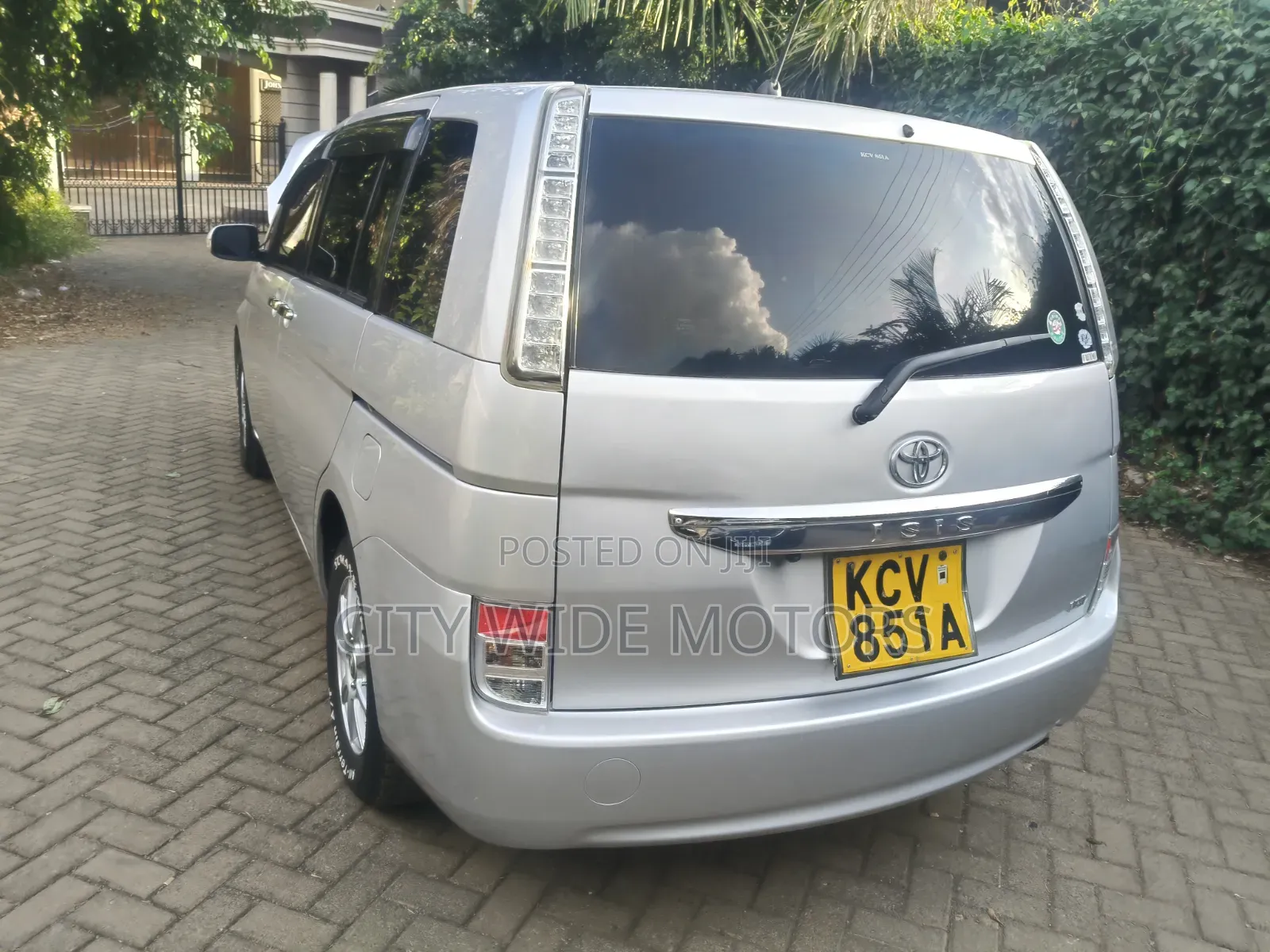 Toyota ISIS 2012 Silver