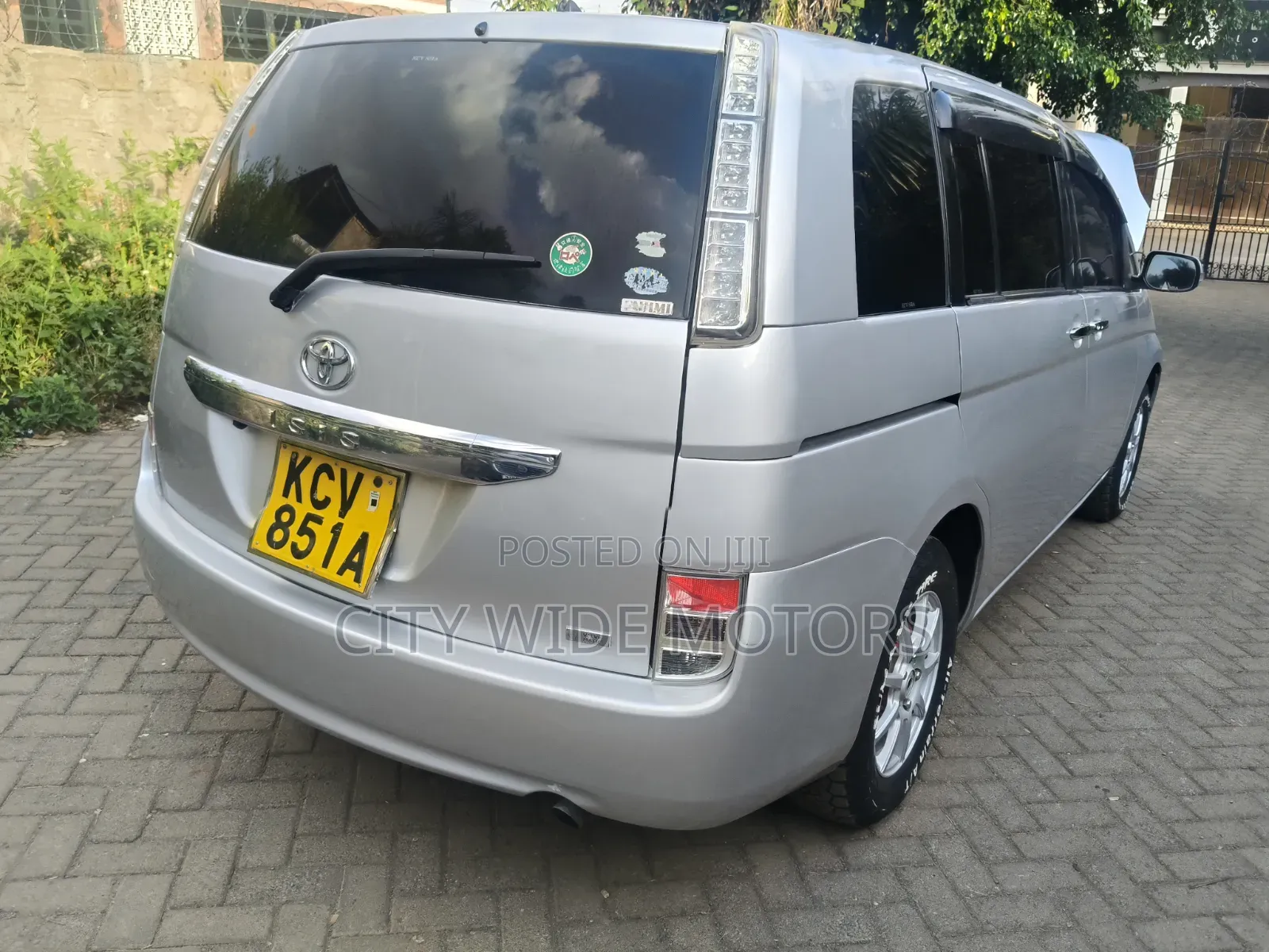Toyota ISIS 2012 Silver