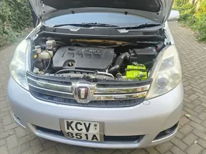 Toyota ISIS 2012 Silver