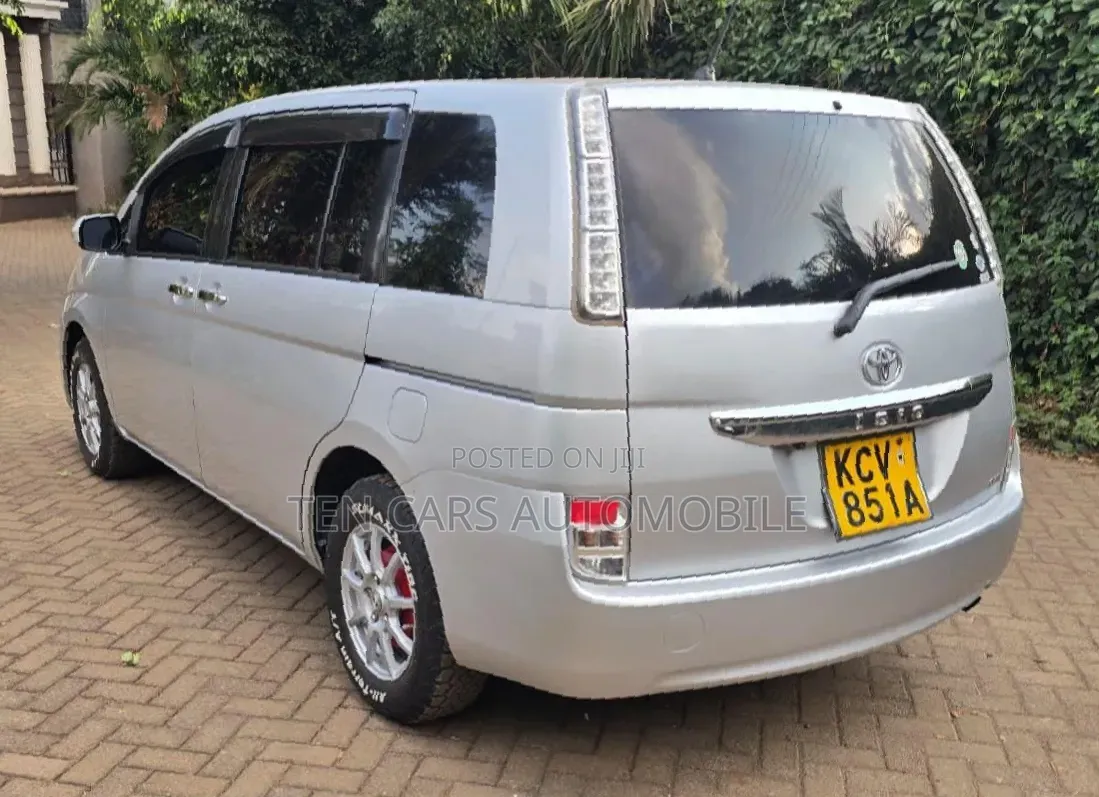 Toyota ISIS 2012 Silver