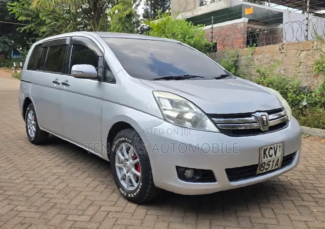 Toyota ISIS 2012 Silver