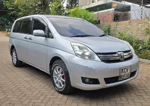 Toyota ISIS 2012 Silver