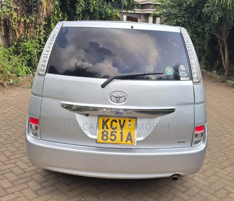 Toyota ISIS 2012 Silver