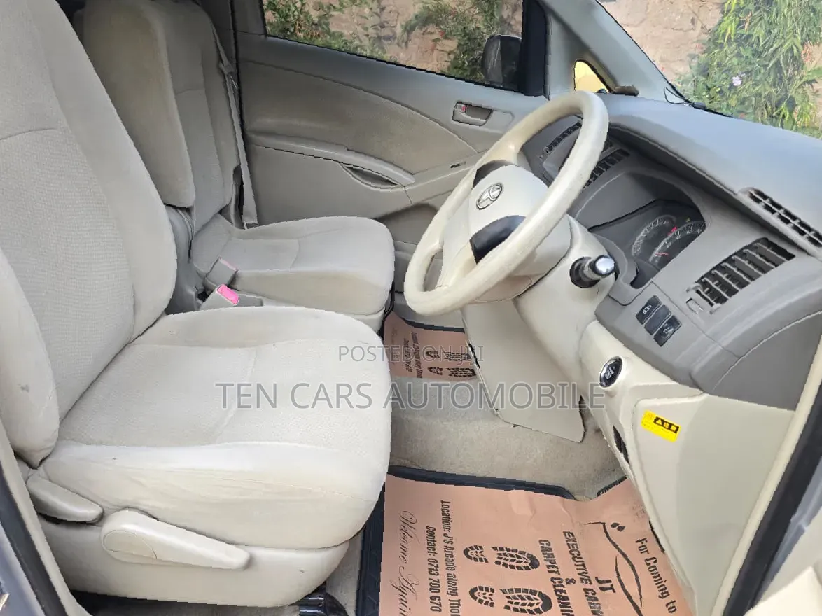 Toyota ISIS 2012 Silver