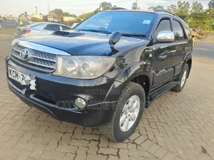 Toyota Fortuner 2010 Black