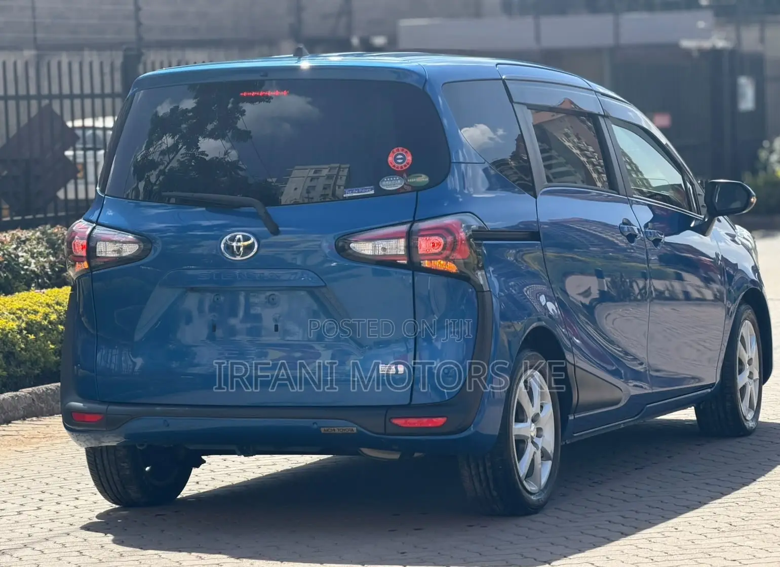 Toyota Sienta 1.5 Hybrid FWD 2019 Blue