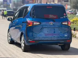 Toyota Sienta 1.5 Hybrid FWD 2019 Blue