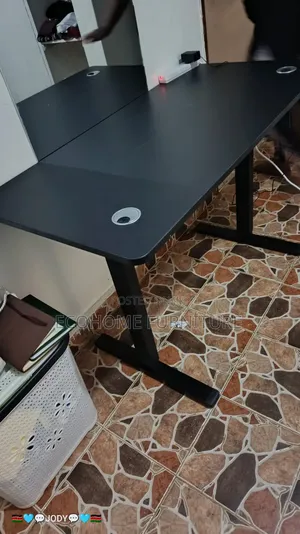 Adjustable Study Desk 1.4m by 0.6m. Height Adjust From 70cm to 11cm