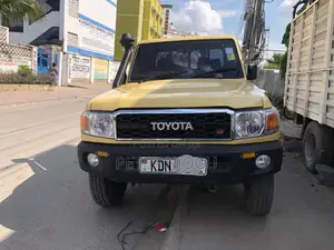 Toyota Land Cruiser 2015 Yellow