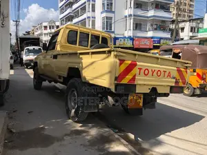 Toyota Land Cruiser 2015 Yellow