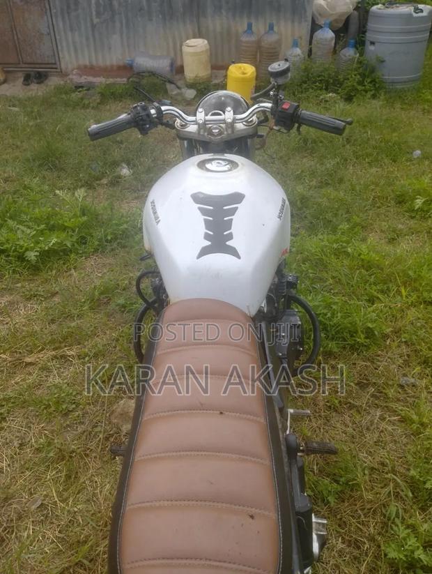 Suzuki 2000 White - thumbnail 5