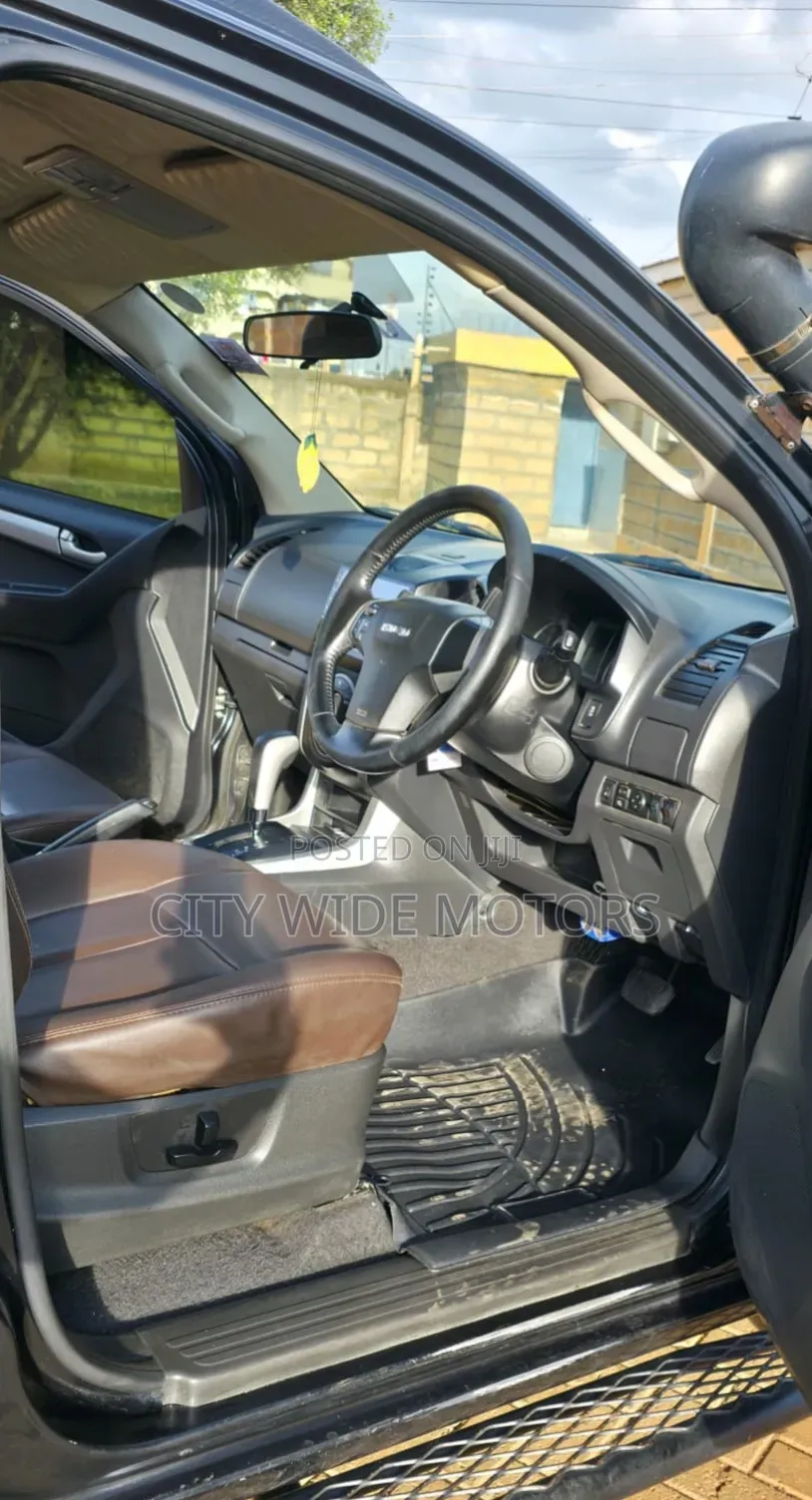 Isuzu D-MAX 2015 Black