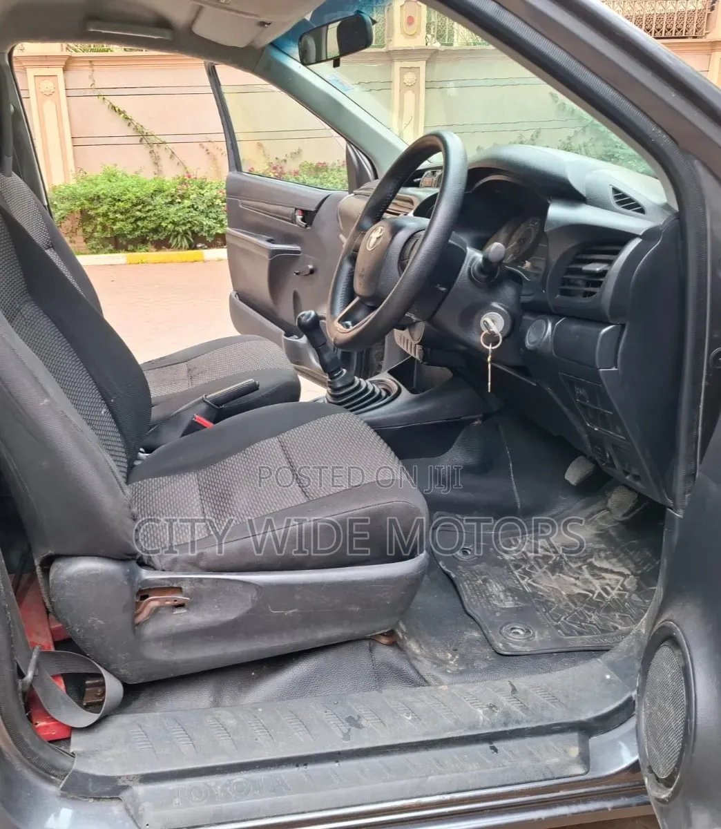 Toyota Hilux 2017 Gray