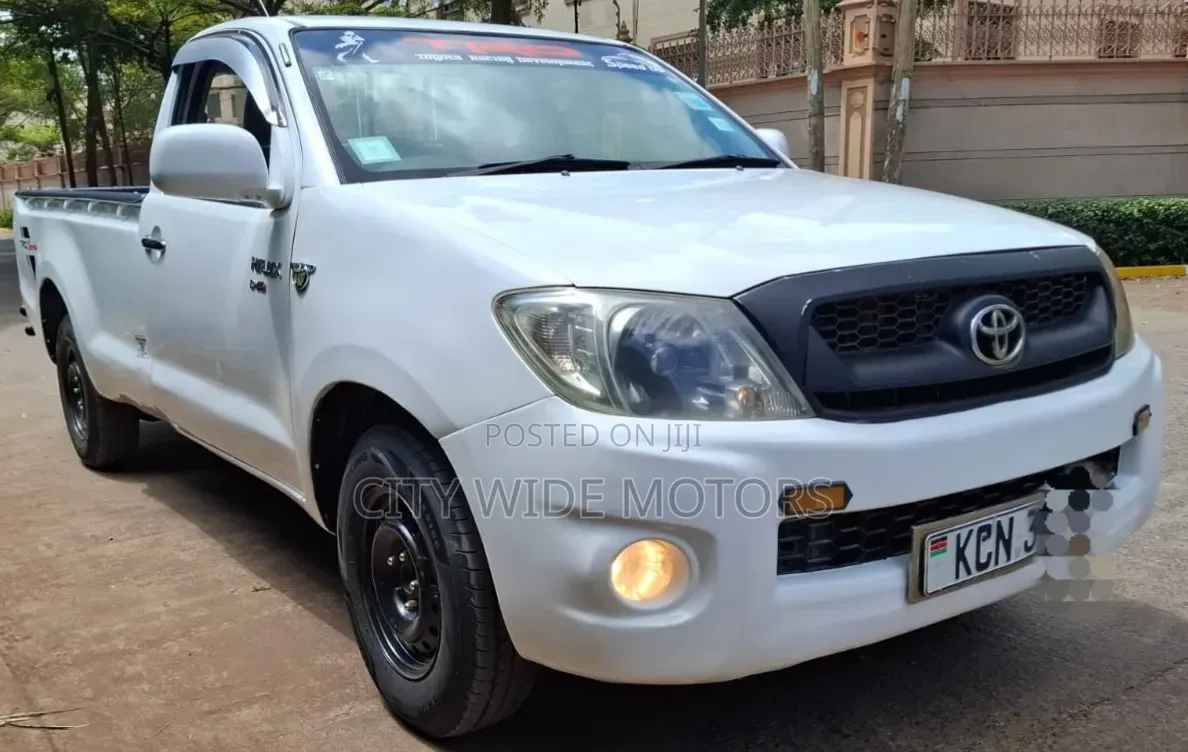 Toyota Hilux 2011 White