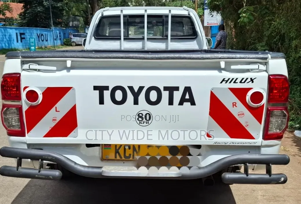 Toyota Hilux 2011 White