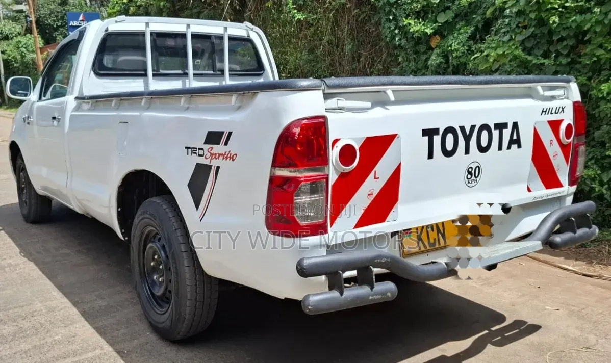 Toyota Hilux 2011 White
