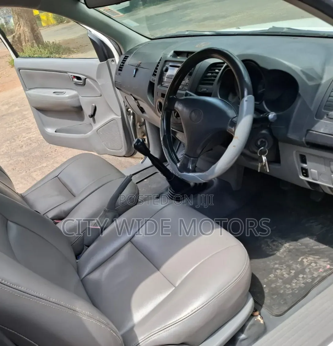 Toyota Hilux 2011 White