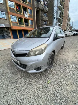 Toyota Vitz 2012 Silver