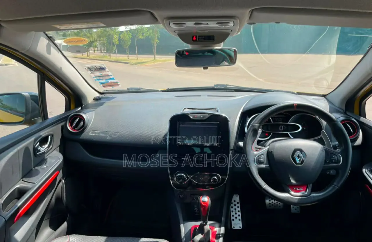 Renault Lutecia 2015 Yellow