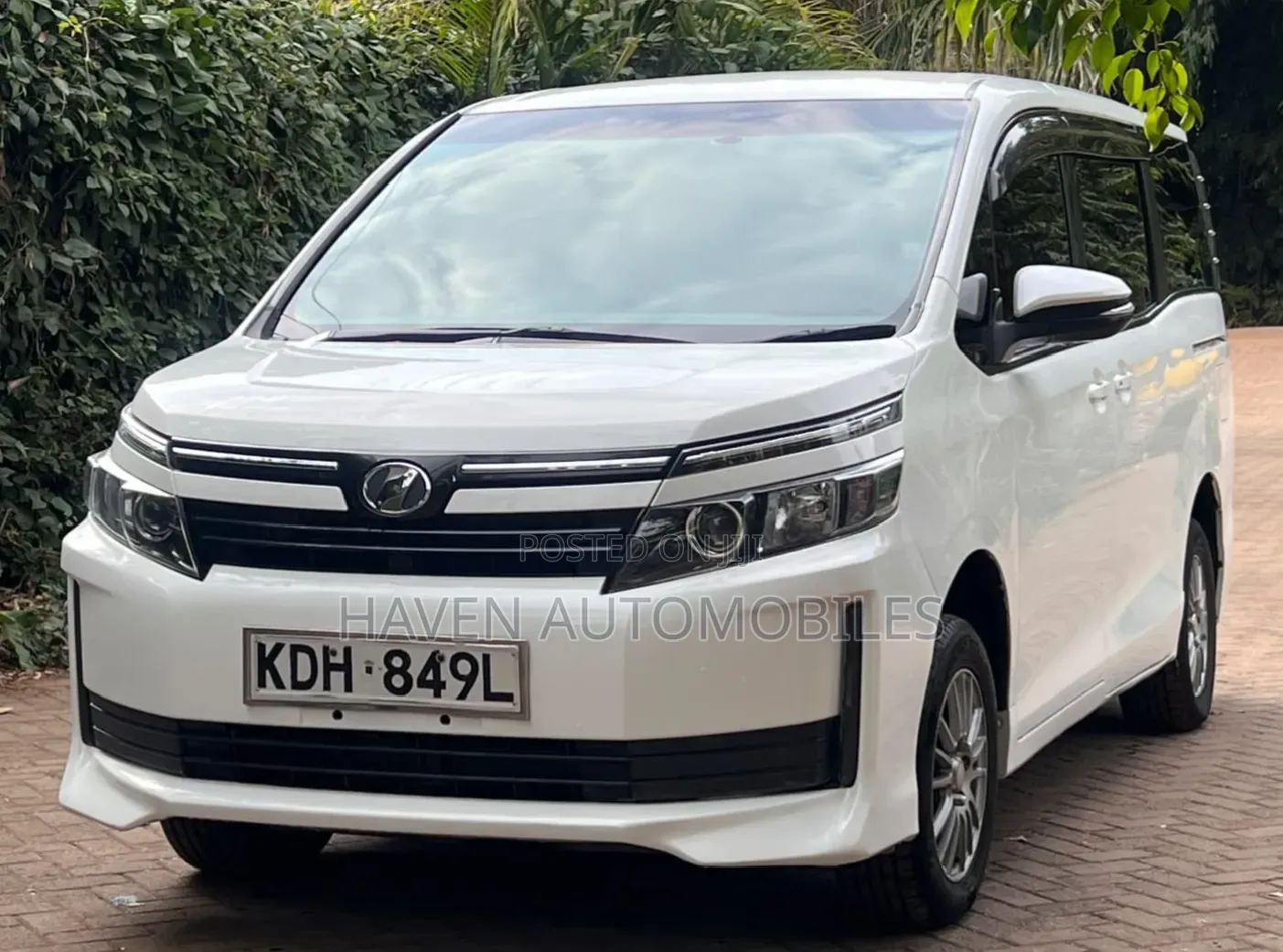 Toyota Voxy 2018 White