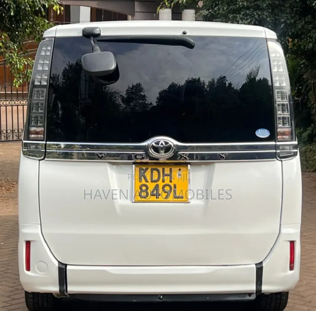 Toyota Voxy 2018 White