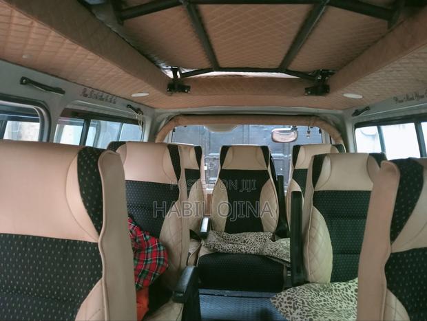Toyota HiAce 2017 Silver - thumbnail 4