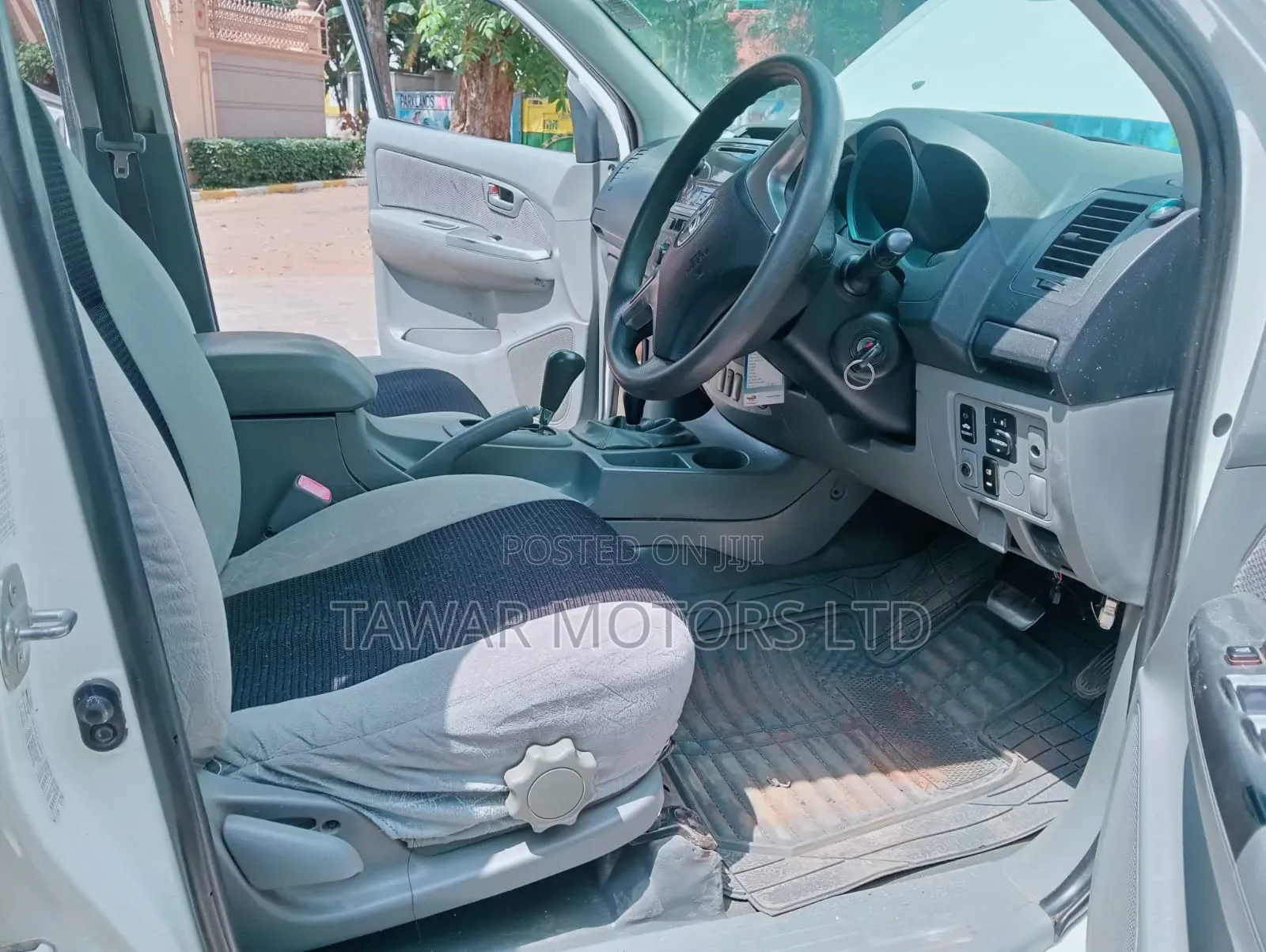 Toyota Hilux 2010 White