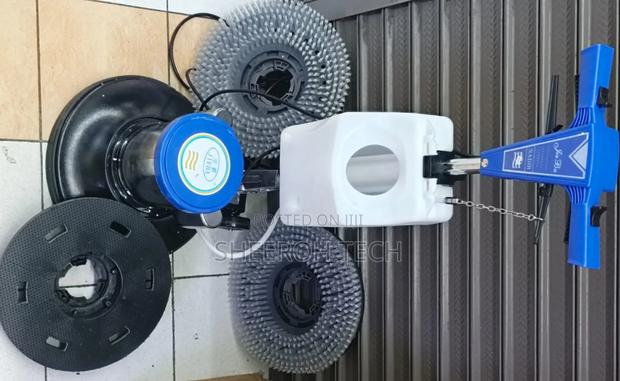 Floor Scrubber Machine With Brushes and Pads