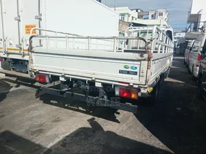 Isuzu Elf Truvk