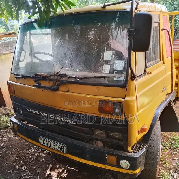 Nissan Diesel Low Bed - main view