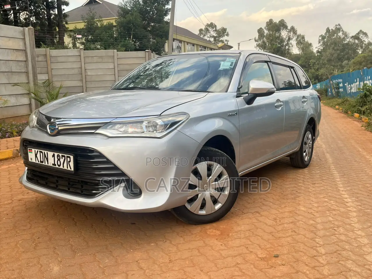 Toyota Corolla Fielder 1.5 Hybrid FWD 2017 Silver