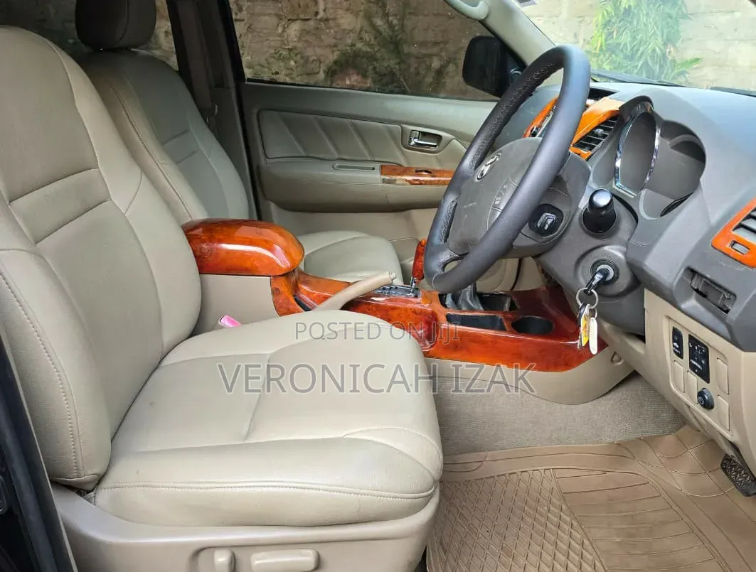 Toyota Fortuner 2010 Black