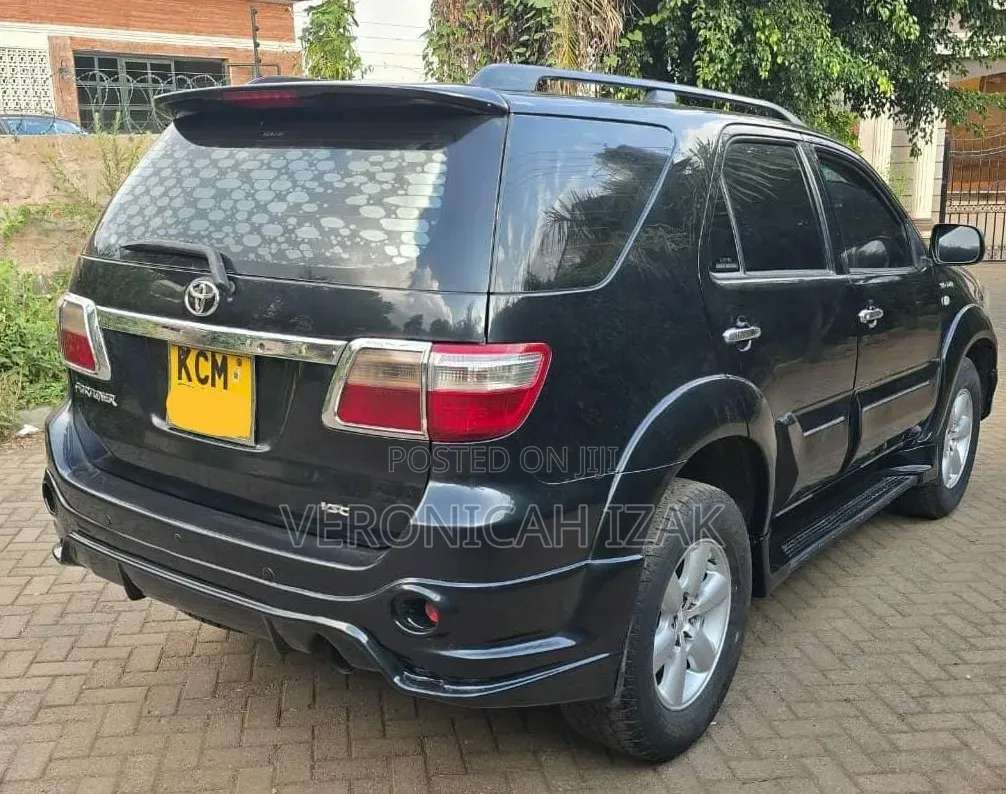 Toyota Fortuner 2010 Black