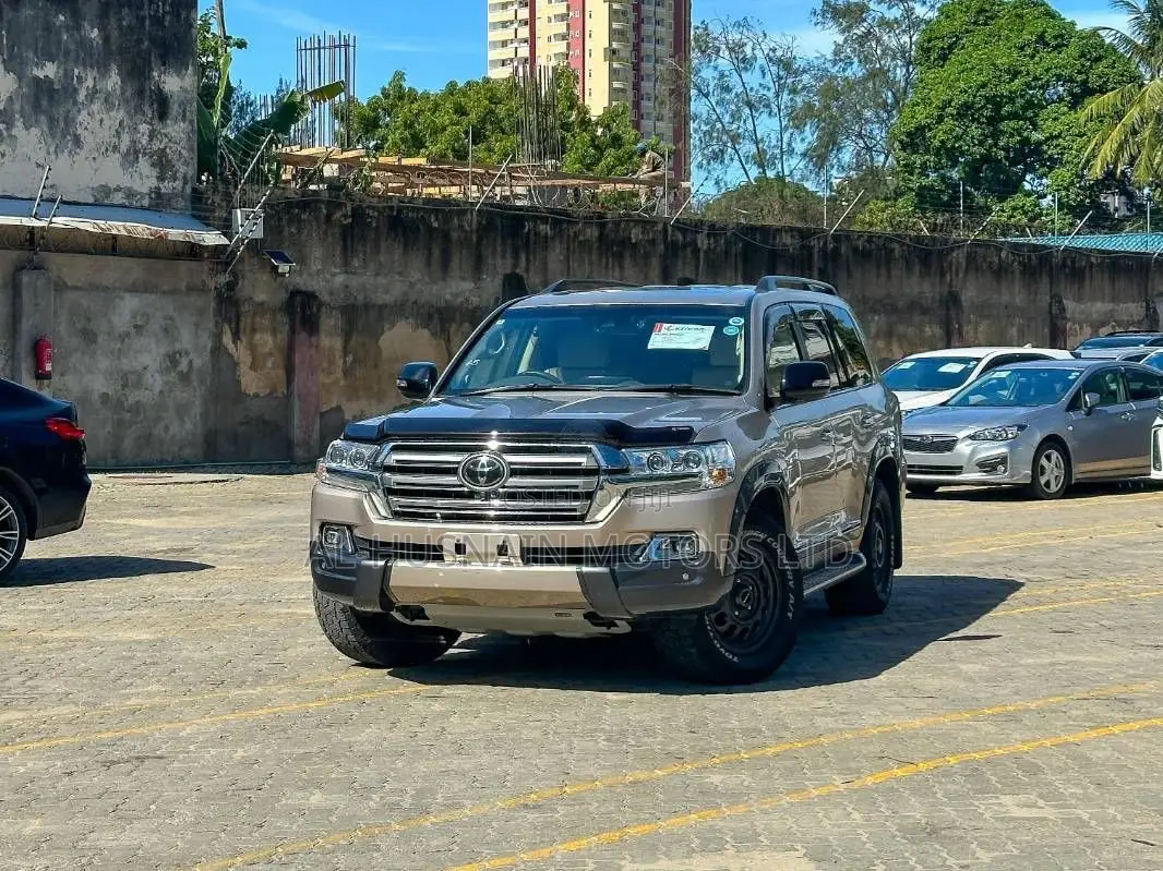 Toyota Land Cruiser 4.6 V8 ZX 2019 Gold