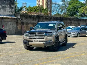 Toyota Land Cruiser 4.6 V8 ZX 2019 Gold