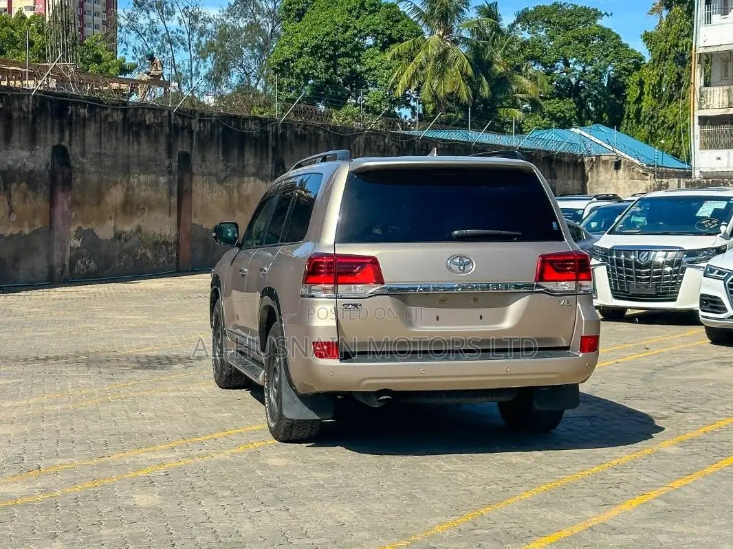 Toyota Land Cruiser 4.6 V8 ZX 2019 Gold