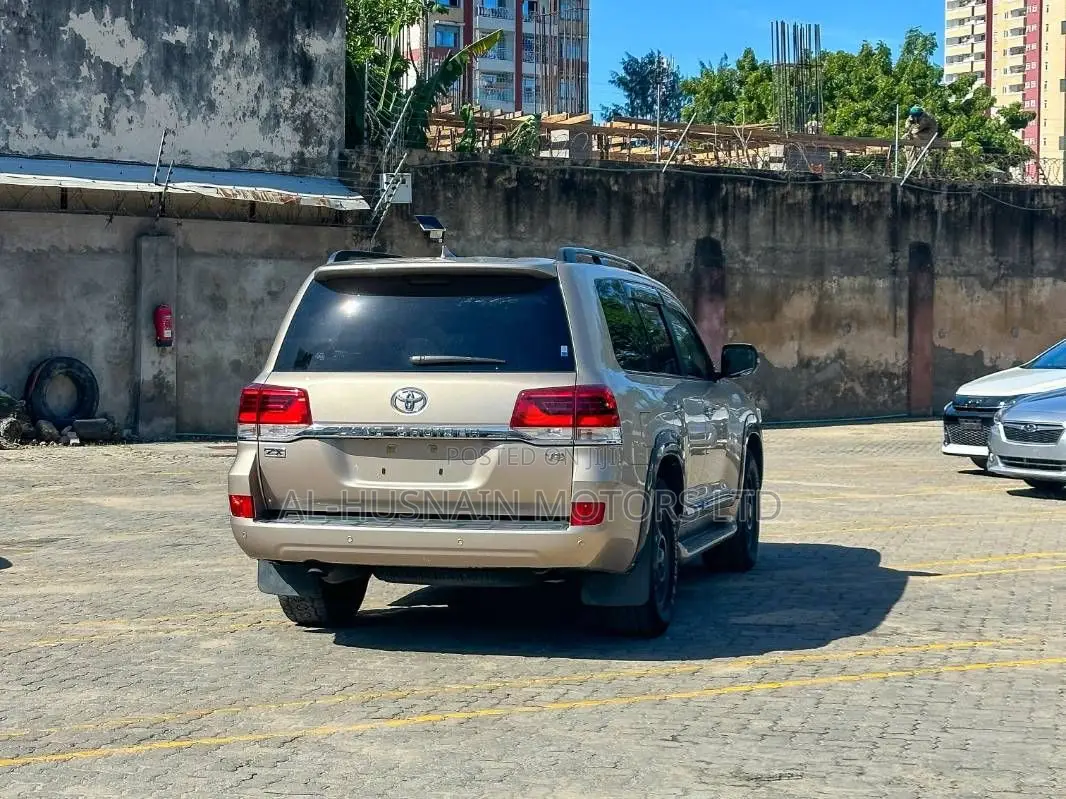 Toyota Land Cruiser 4.6 V8 ZX 2019 Gold