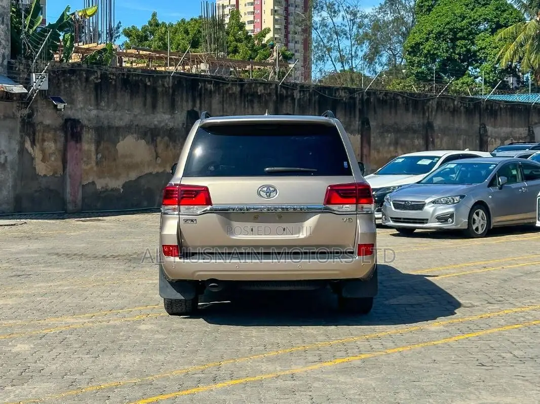 Toyota Land Cruiser 4.6 V8 ZX 2019 Gold