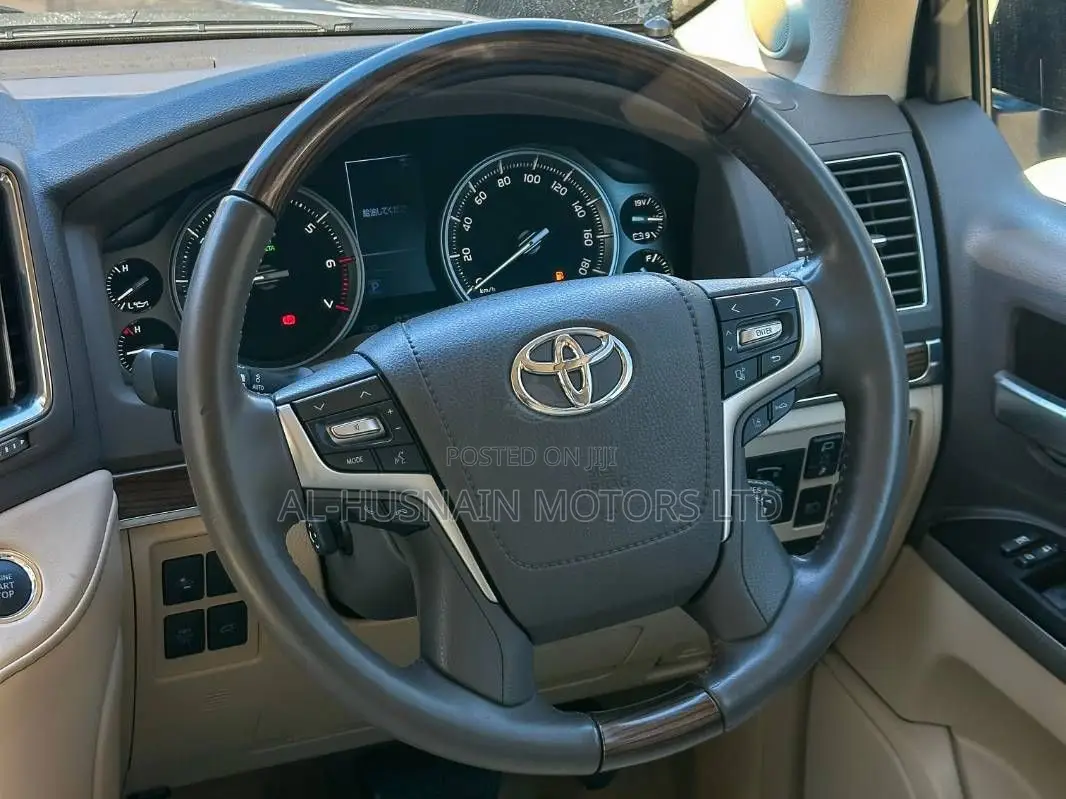 Toyota Land Cruiser 4.6 V8 ZX 2019 Gold