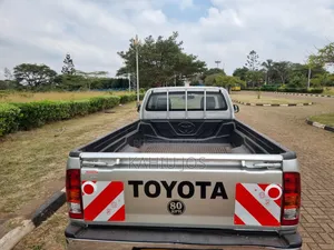 Toyota Hilux 2011 Gold