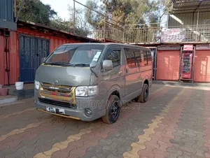 Toyota HiAce 2010 Gold