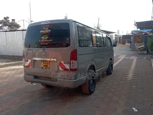 Toyota HiAce 2010 Gold